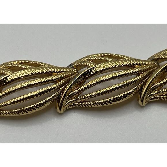 Vintage Monet Gold Tone Etche Leaf Chain Choker Necklace - Picture 6 of 10